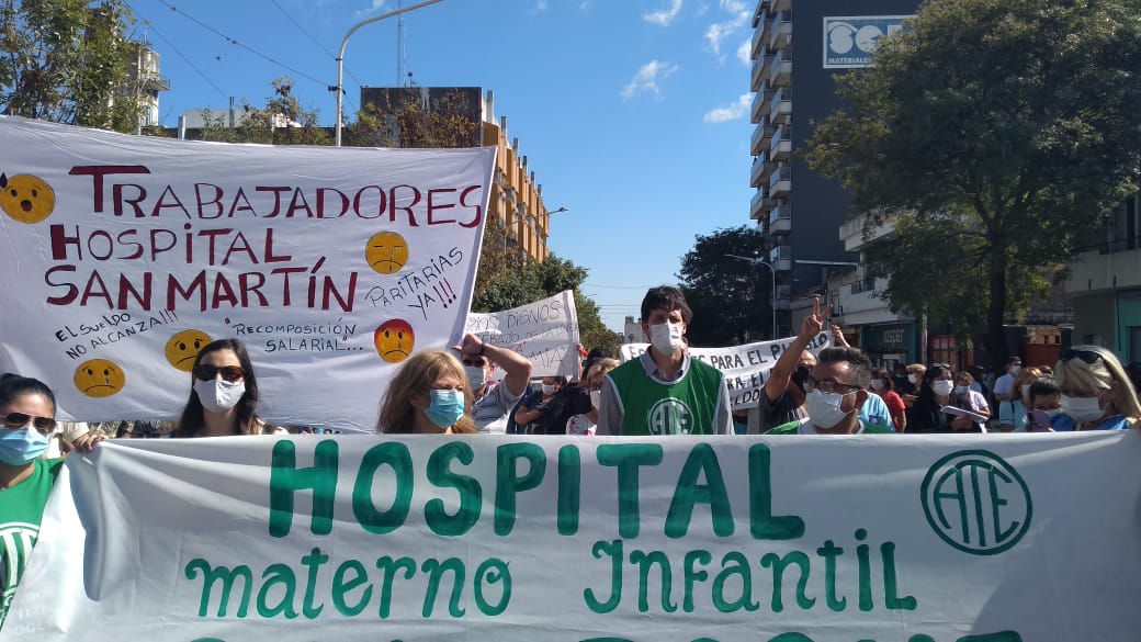 Manifestación de los trabajadores de salud en las calles de Paraná por aumento salarial